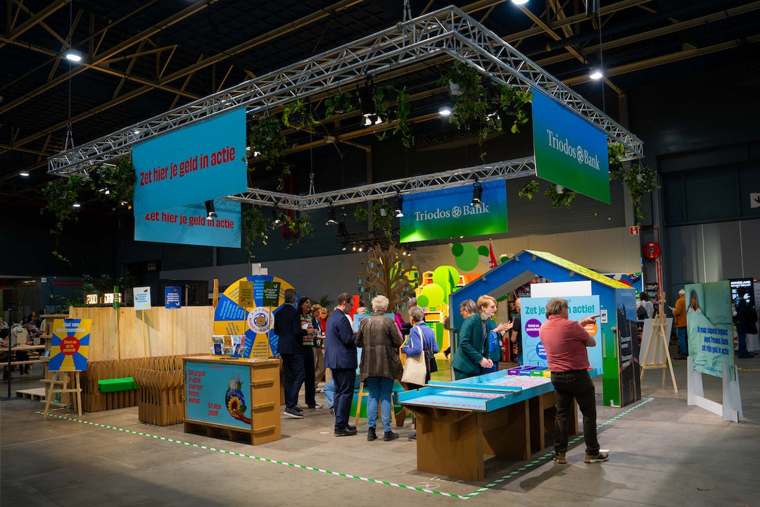 Kartonnen aankleding voor de beursstand van Triodos