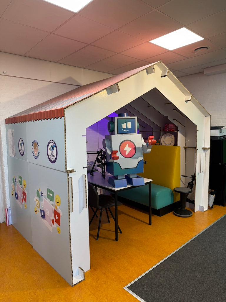 Kartonnen robot voor Meester Sander