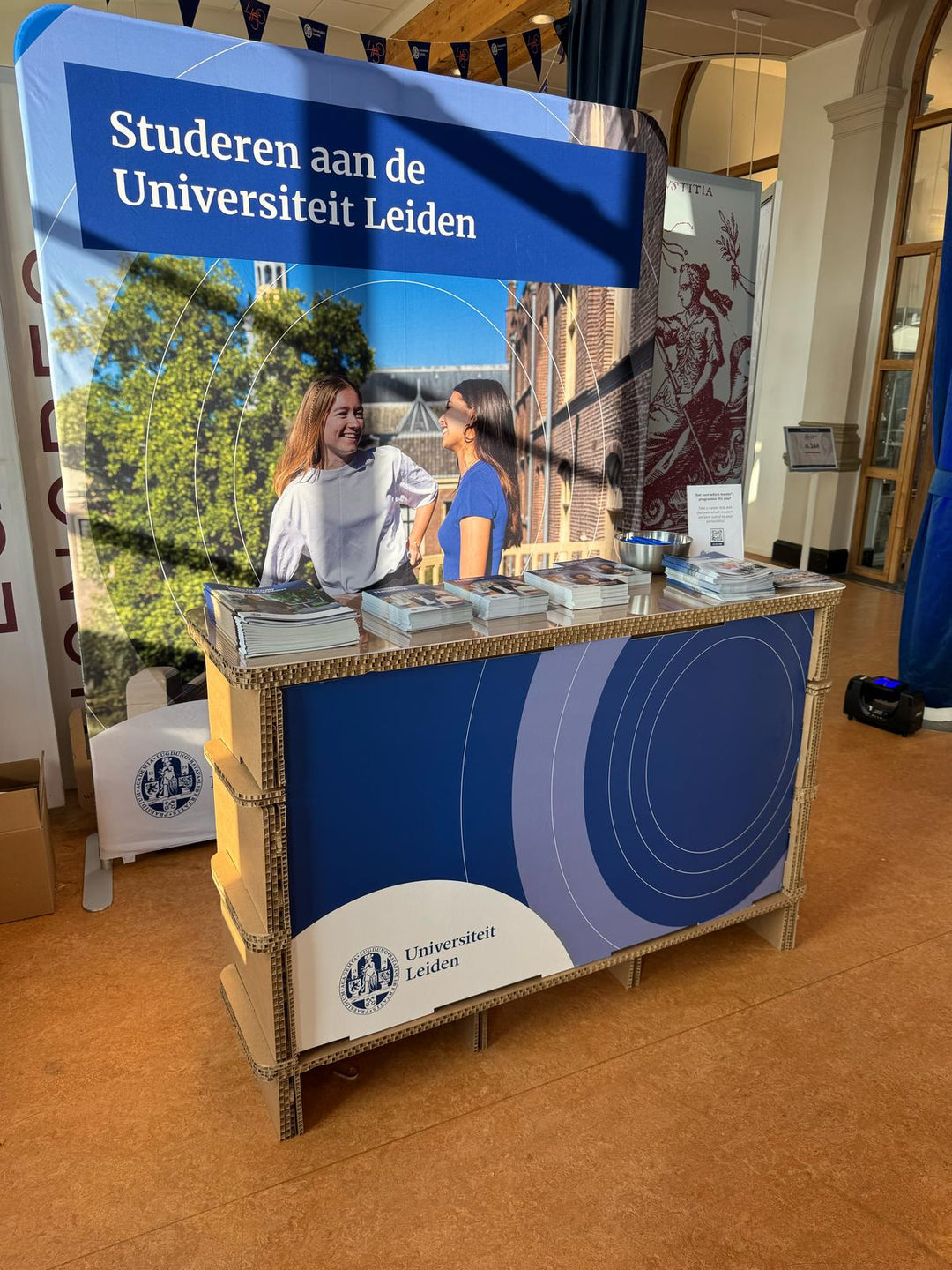 Kartonnen signing voor Universiteit Leiden