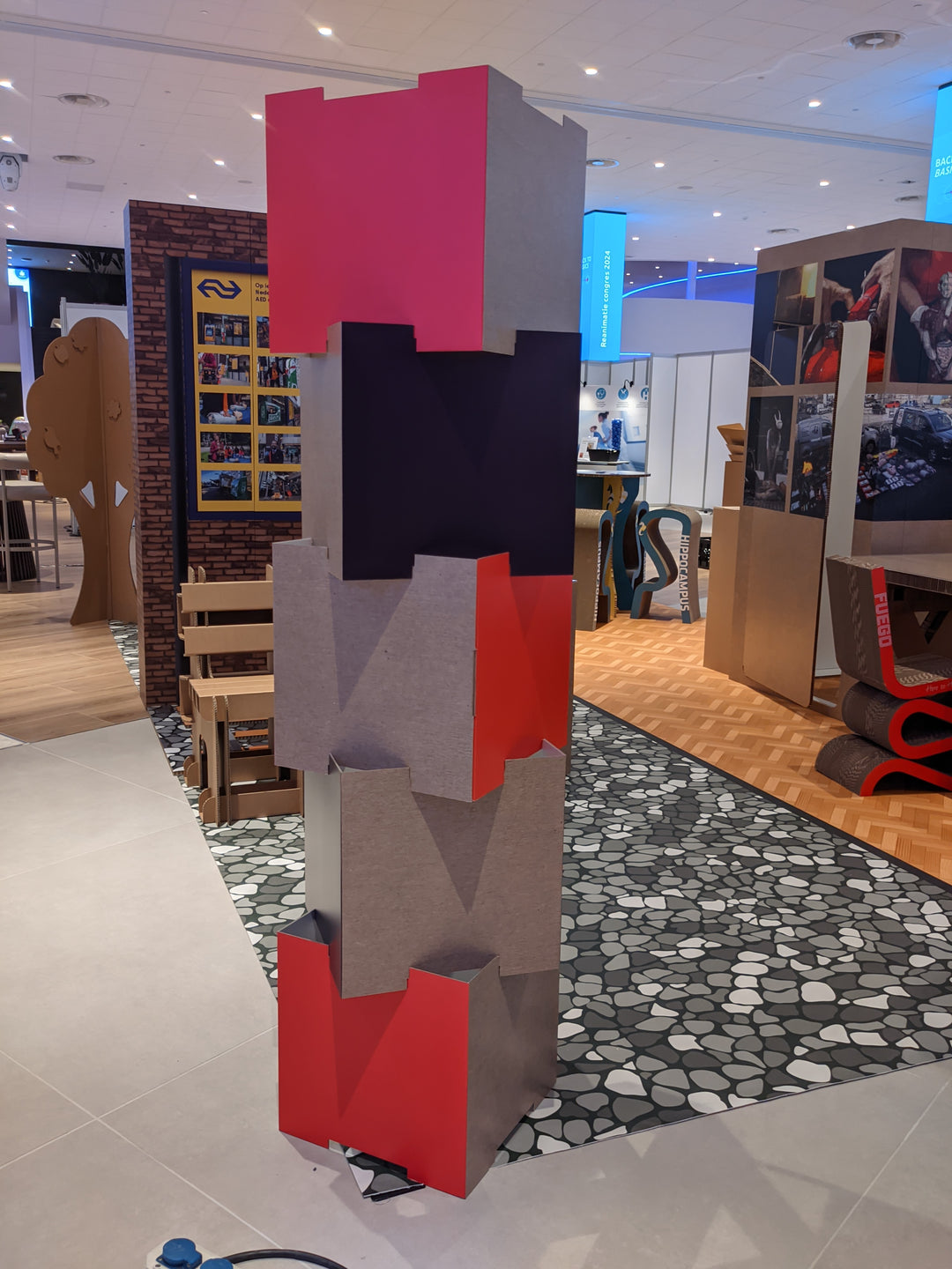 Kartonnen bedrukte stapelkubus op maat open