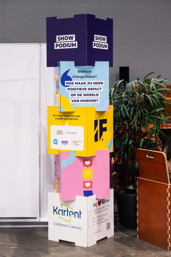 Kartonnen bedrukte stapelkubus op maat open