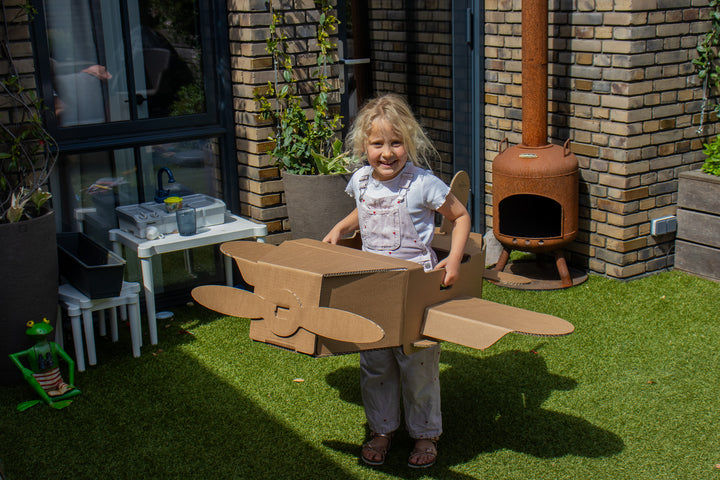 Spielflugzeug aus Pappe