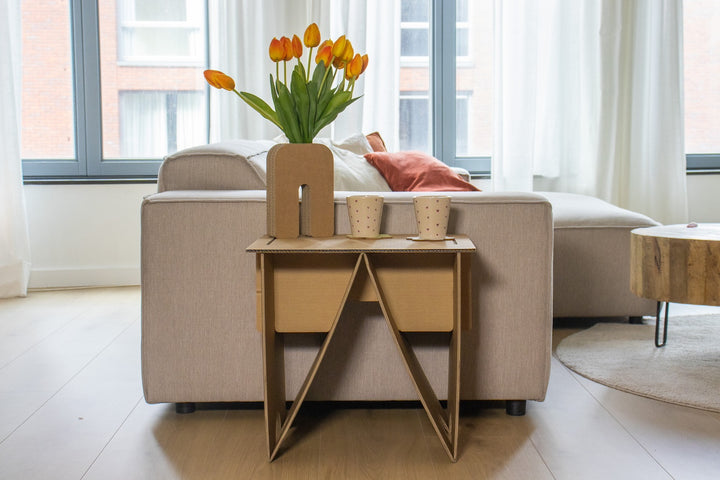 Klappbarer Beistelltisch aus Karton