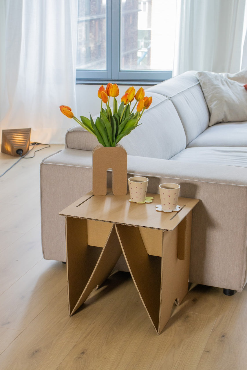 Klappbarer Beistelltisch aus Karton
