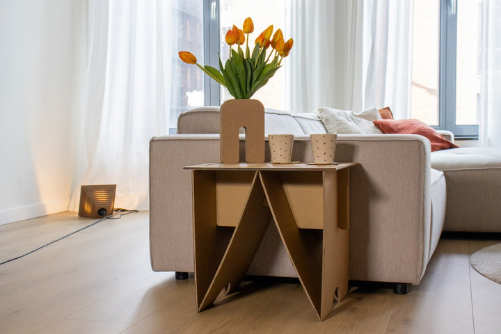 Klappbarer Beistelltisch aus Karton