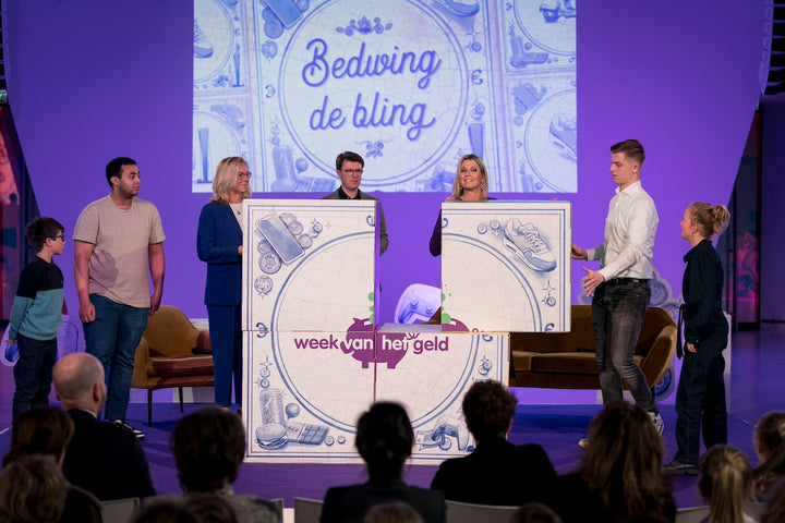Kartonnen bedrukte stapelkubus op maat dicht