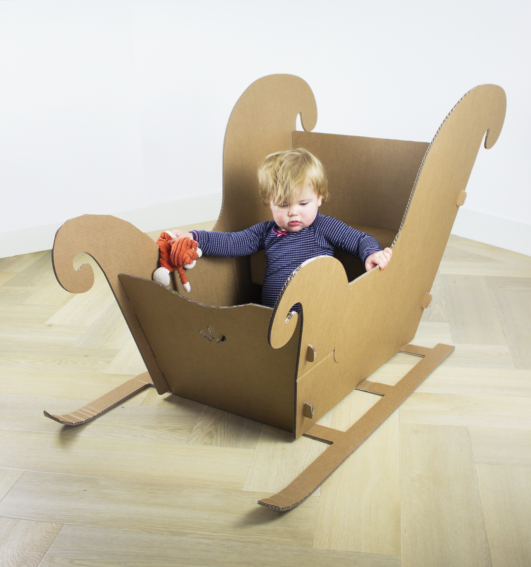 Schlitten aus Pappe