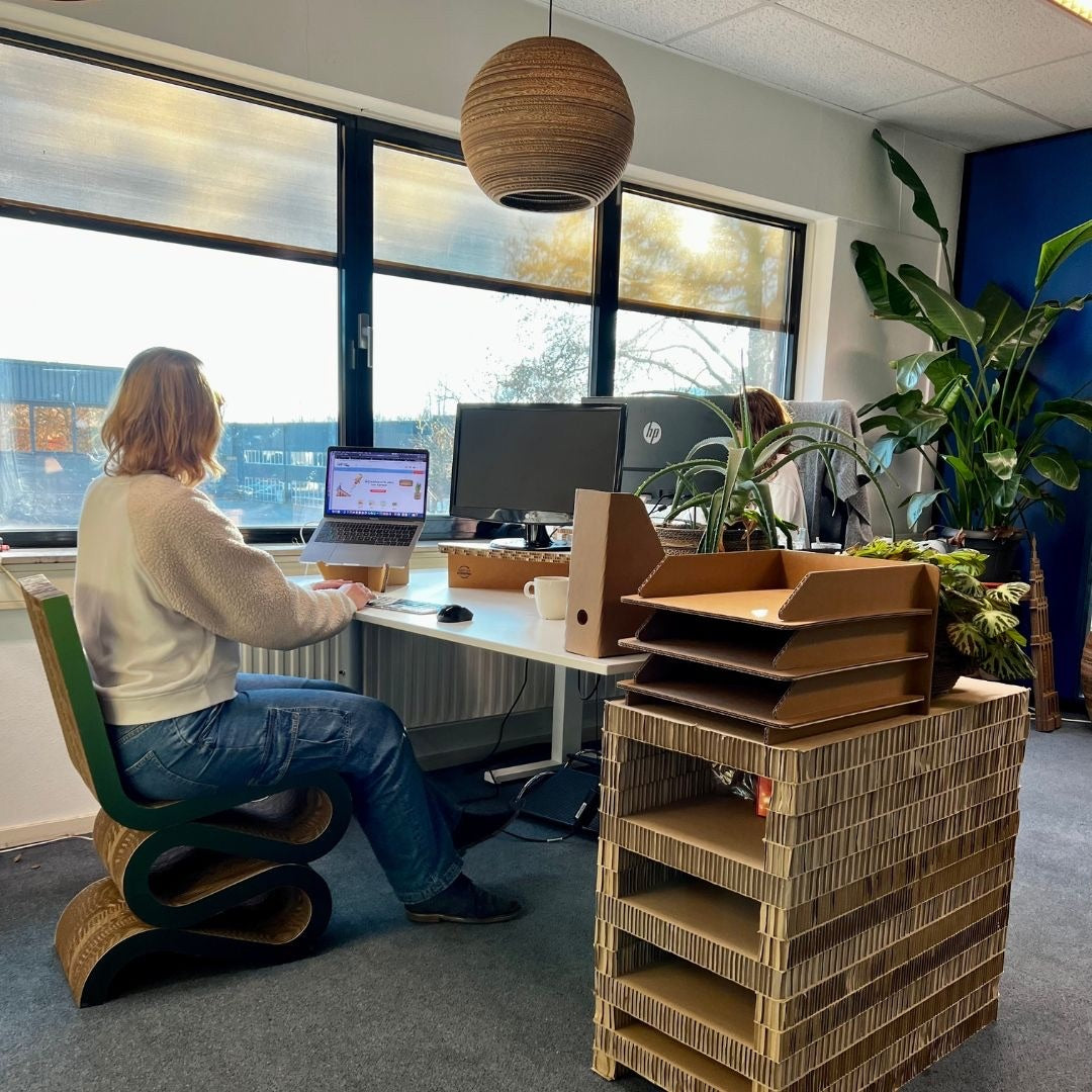 Kartonnen laptop standaard kruis