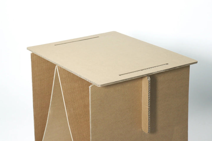 Klappbarer Beistelltisch aus Karton