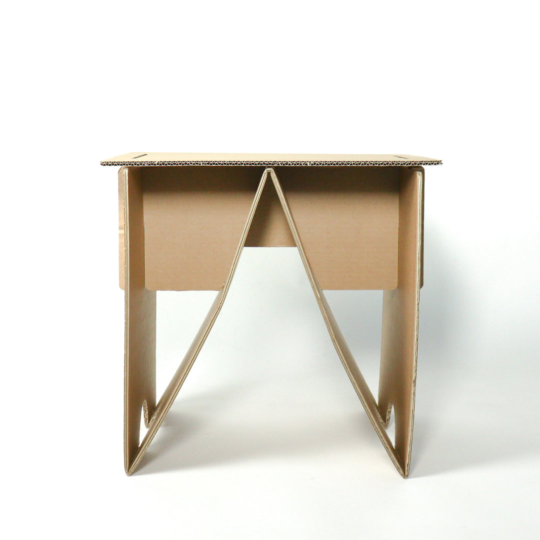 Klappbarer Beistelltisch aus Karton