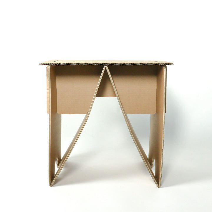 Klappbarer Beistelltisch aus Karton