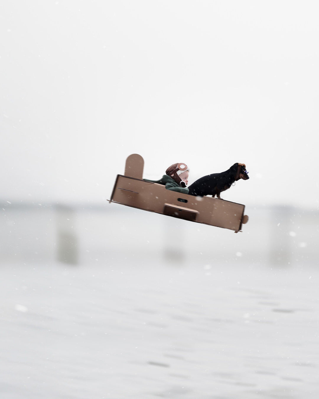 Spielflugzeug aus Pappe