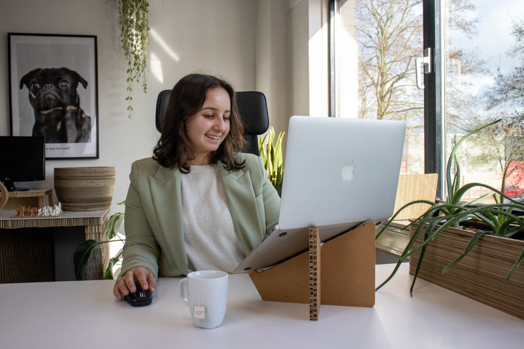 Kartonnen laptop standaard kruis