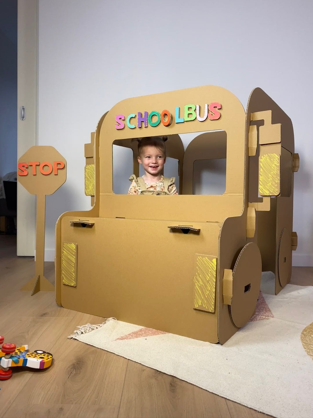 Schulbus aus Pappe