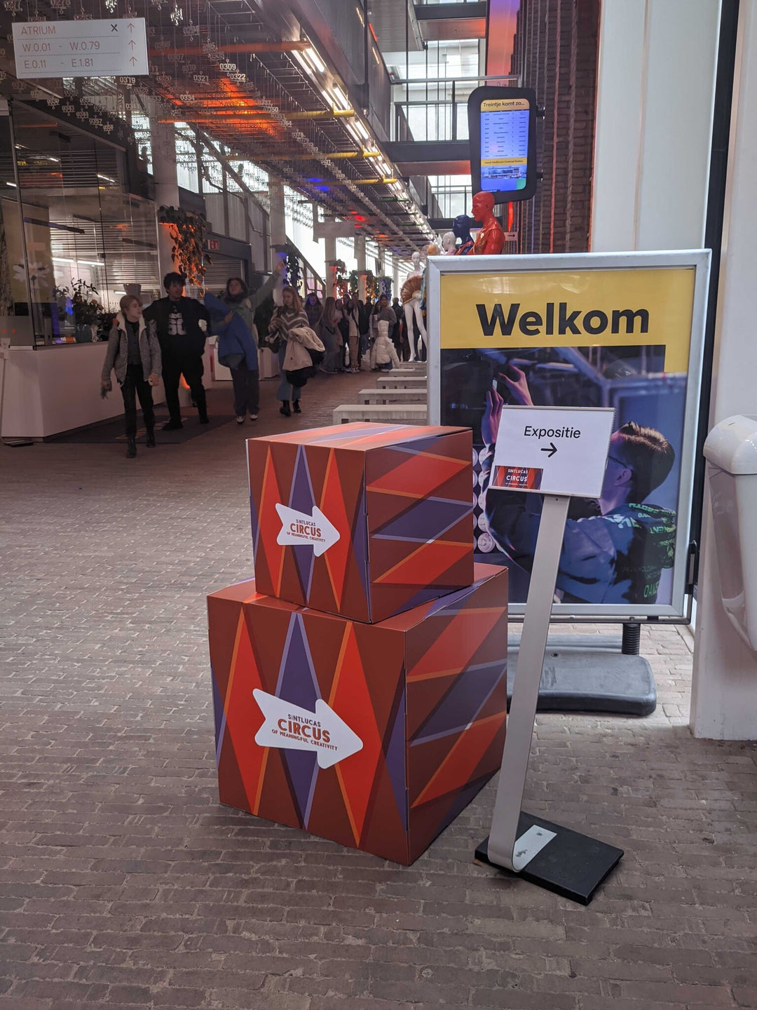 Kartonnen bedrukte stapelkubus dicht