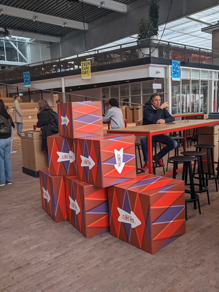 Kartonnen bedrukte stapelkubus op maat dicht