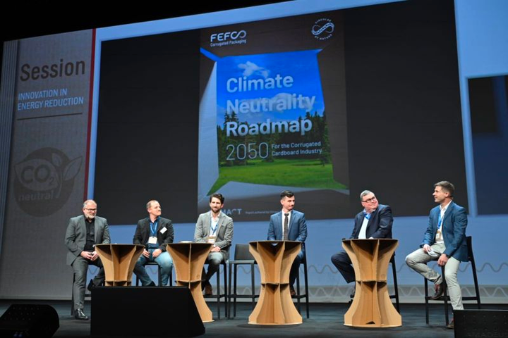 Temporärer Stehtisch aus Pappe