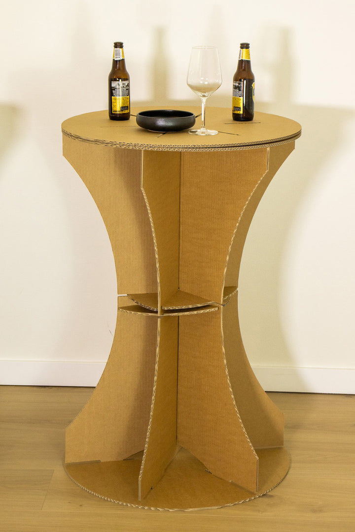 Temporärer Stehtisch aus Pappe