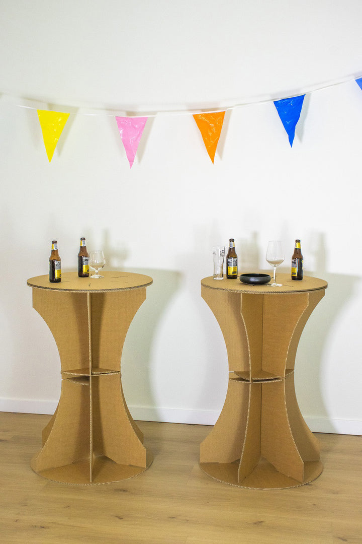 Temporärer Stehtisch aus Pappe