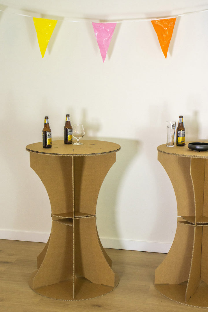 Temporärer Stehtisch aus Pappe