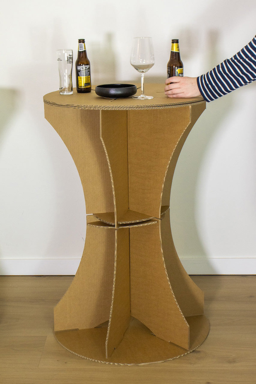 Temporärer Stehtisch aus Pappe