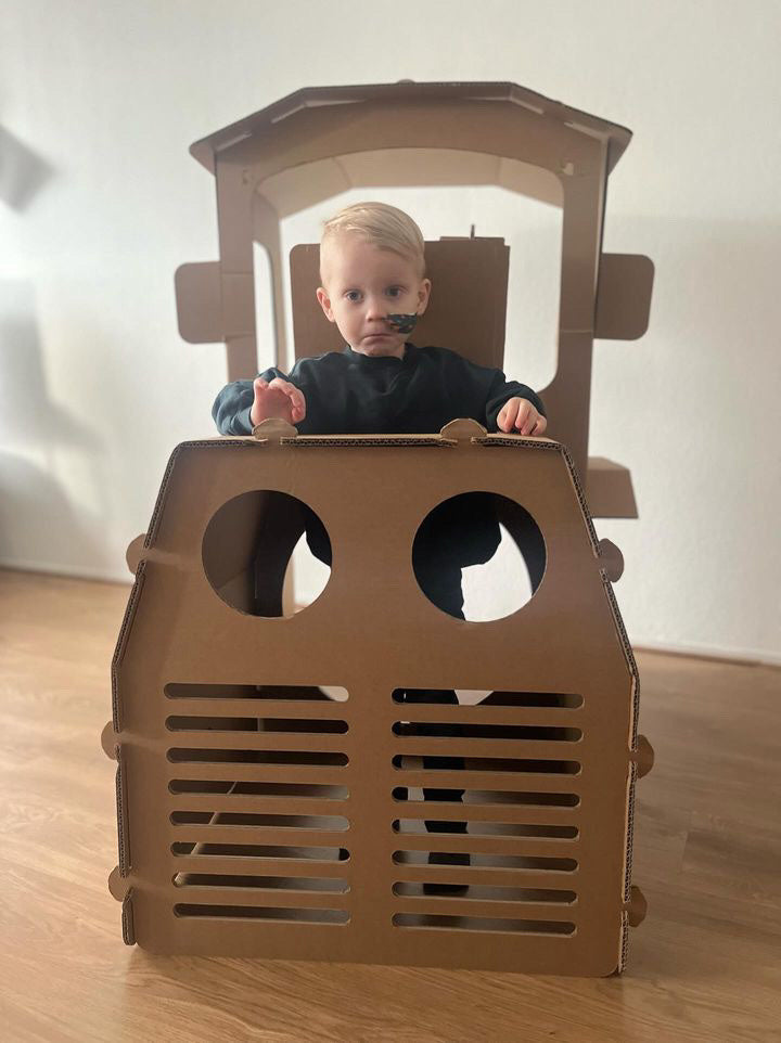 Traktor aus Pappe
