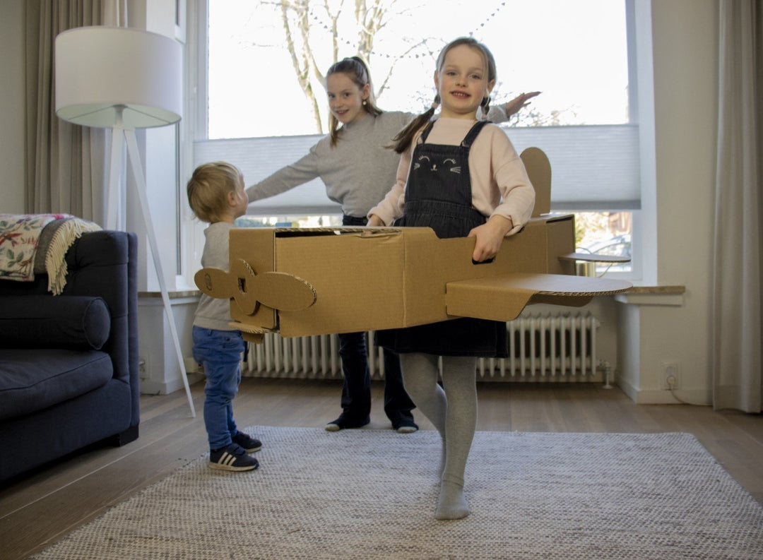 Spielflugzeug aus Pappe