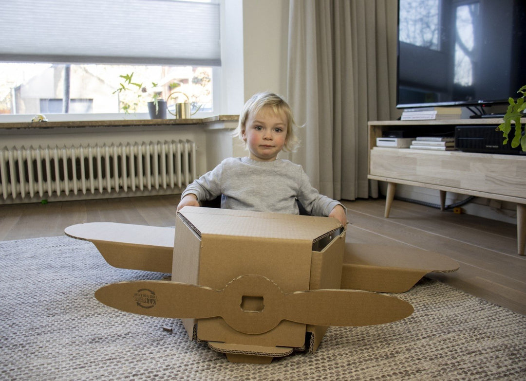 Spielflugzeug aus Pappe