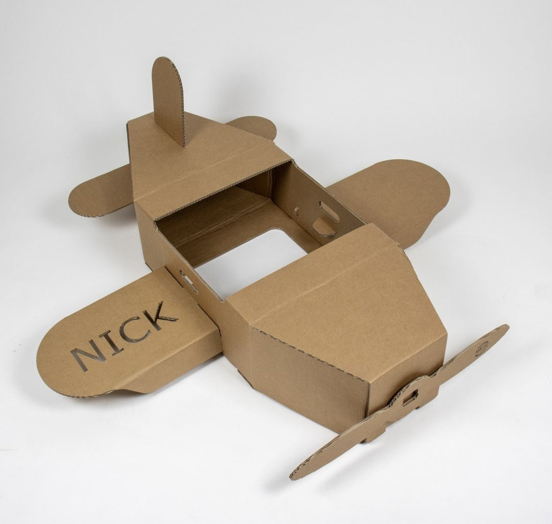Spielflugzeug aus Pappe