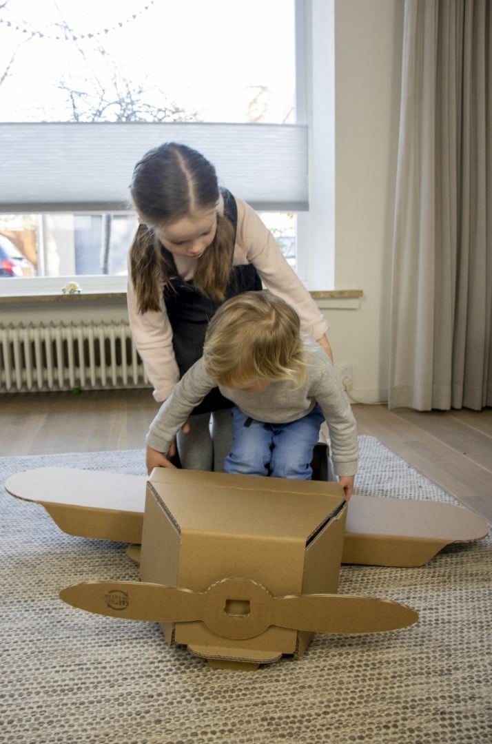 Spielflugzeug aus Pappe
