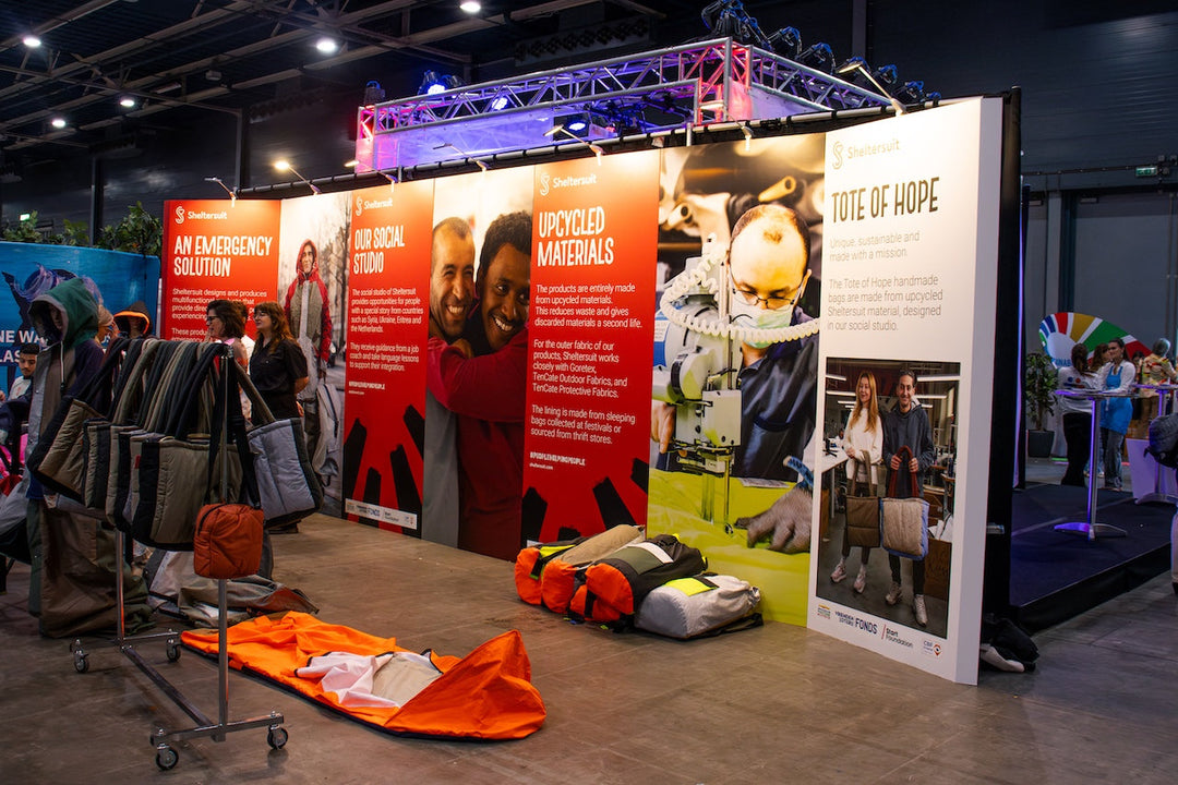 Gigantische wand voor Sheltersuit tijdens de Impact Fair