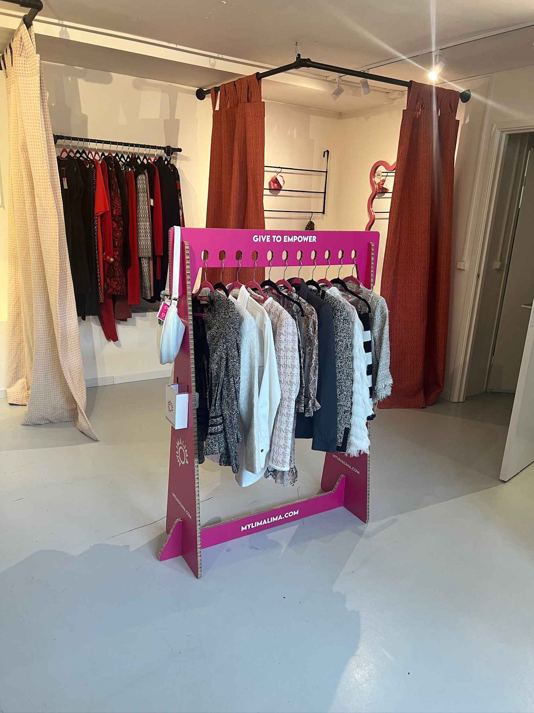 Kledingrekken in de nieuwe winkel van My Lima Lima