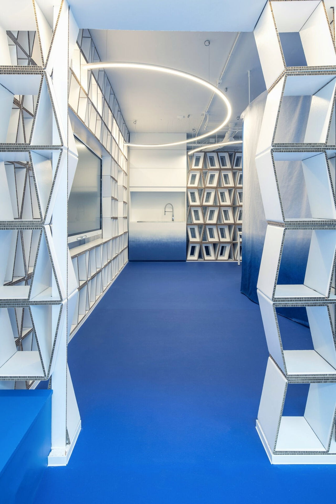 Honingraat kast voor Zadkine Beauty & Design Lab