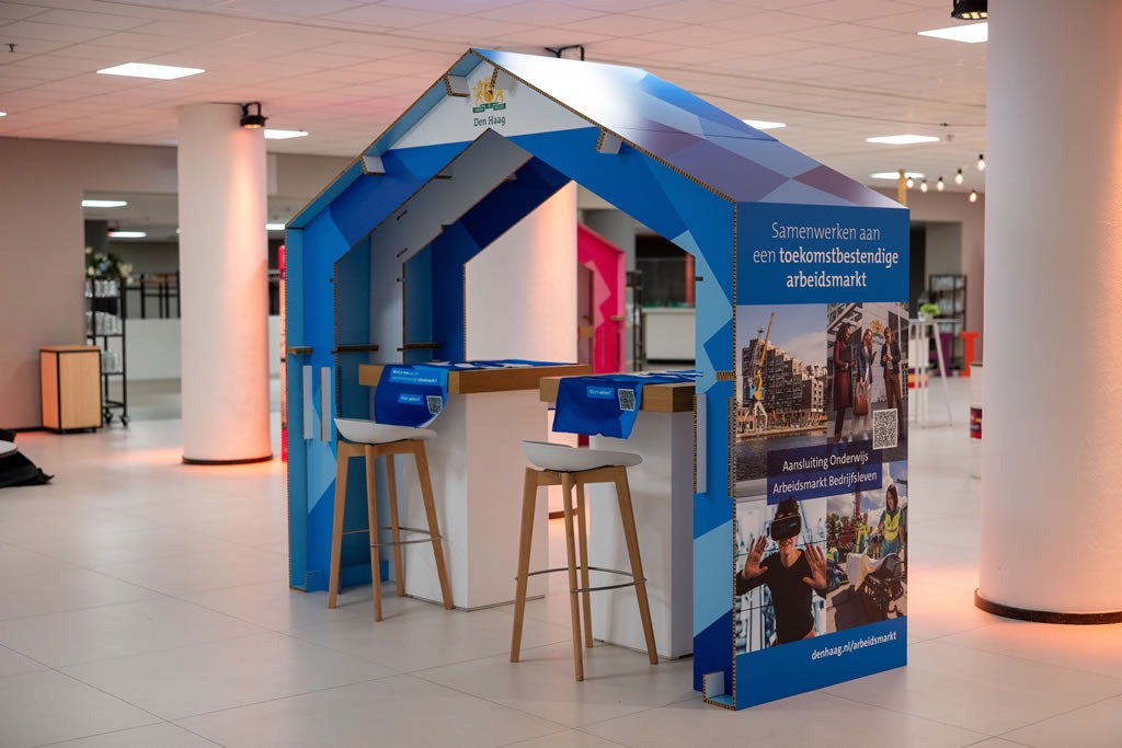 Blauw huis van karton op een event