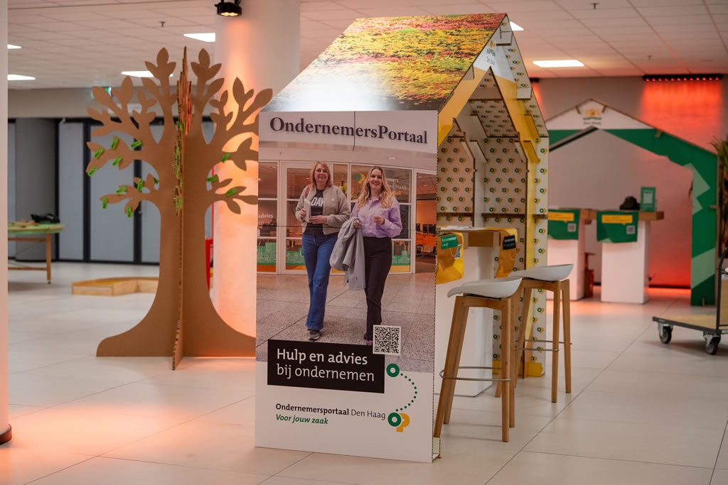 Geel huis van karton op een event