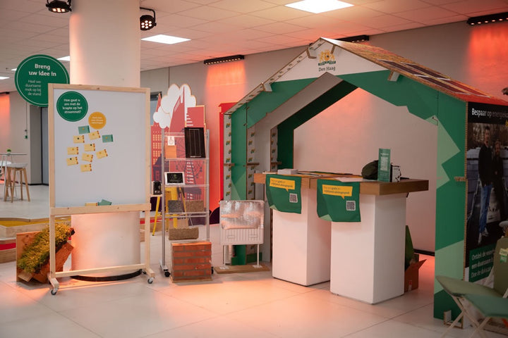 Groen huis van karton op een event
