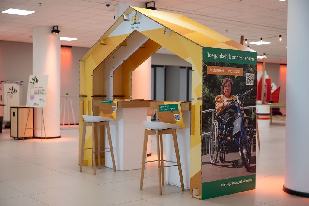 Geel huis van karton op een event