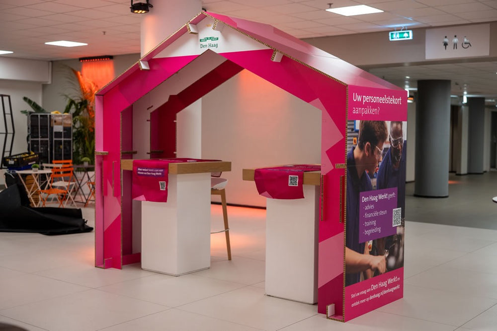 Roze huis van karton op een event