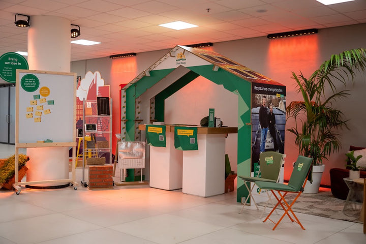 Groen huis van karton op een event