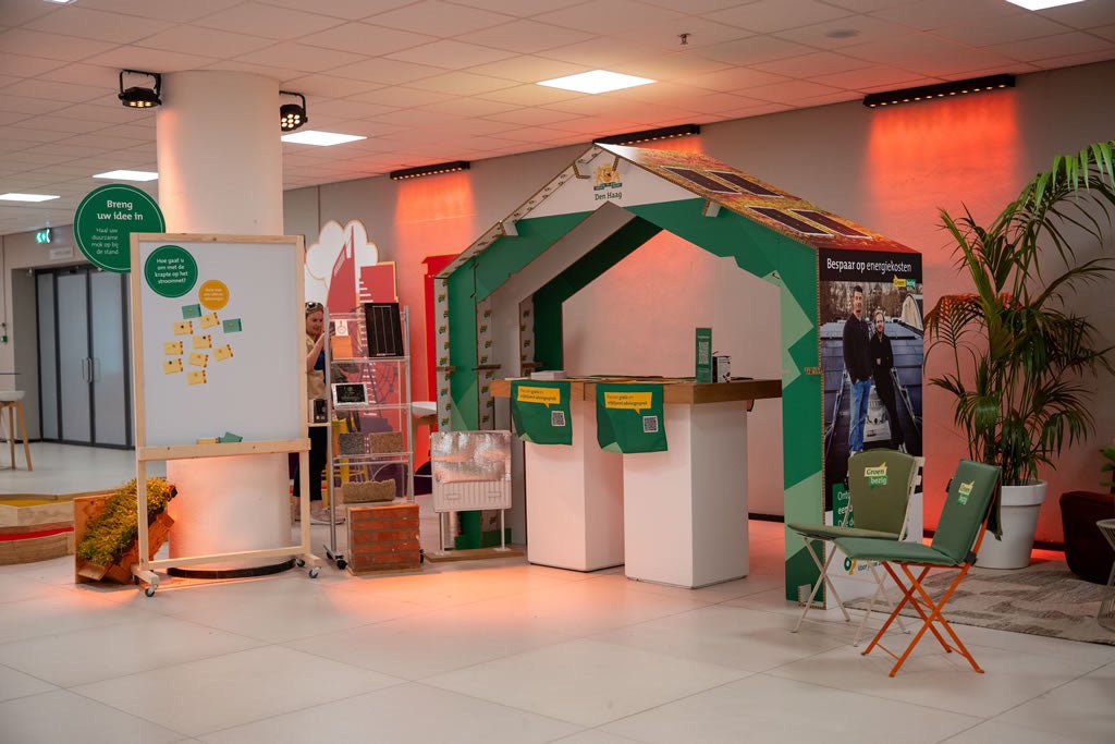 Groen huis van karton op een event