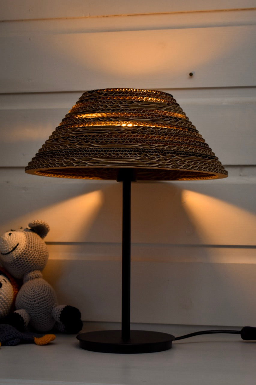 Kartonnen drebkau tafellamp