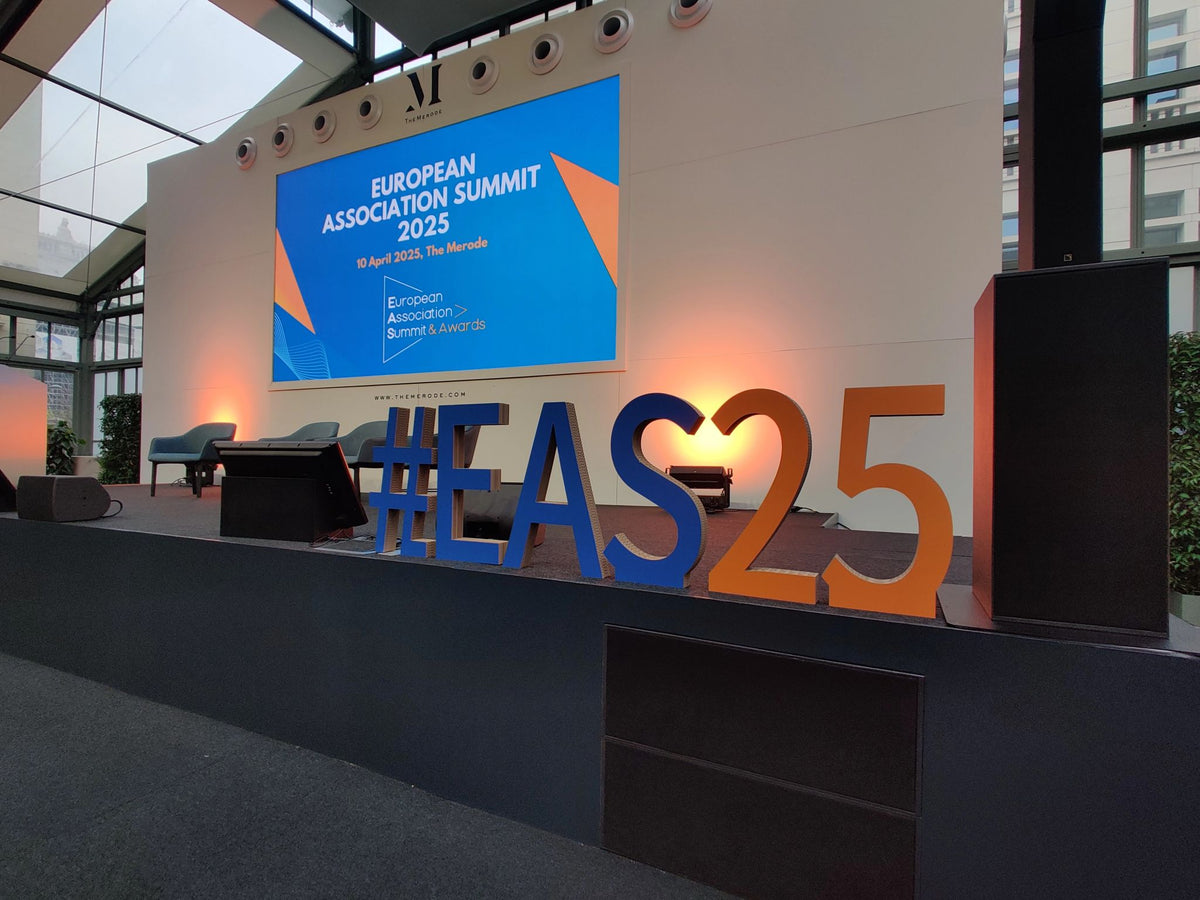 Cardboard eye-catchers at the European Association Summit 2025 – Kartent