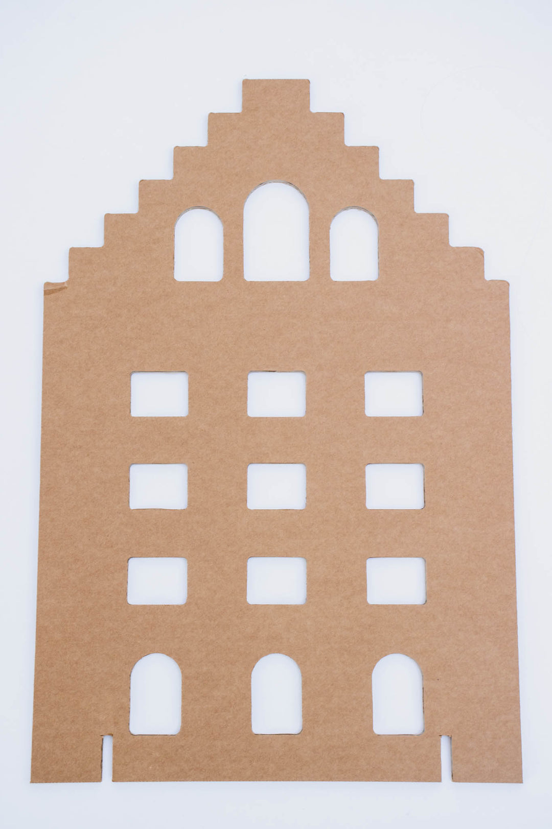 Kartonnen grachtenpand (raam)versiering