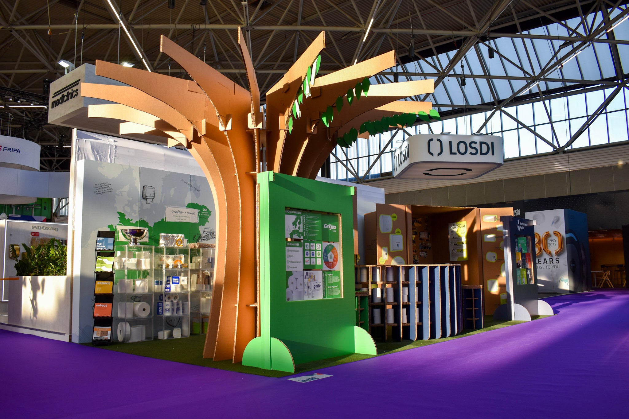Volledig kartonnen beursstand op de Interclean