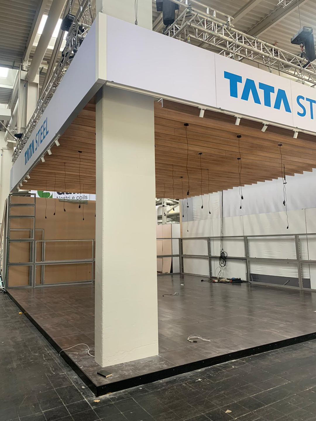 Kartonnen-lamellen-met-houtprint-voor-Expo-Spaces-1