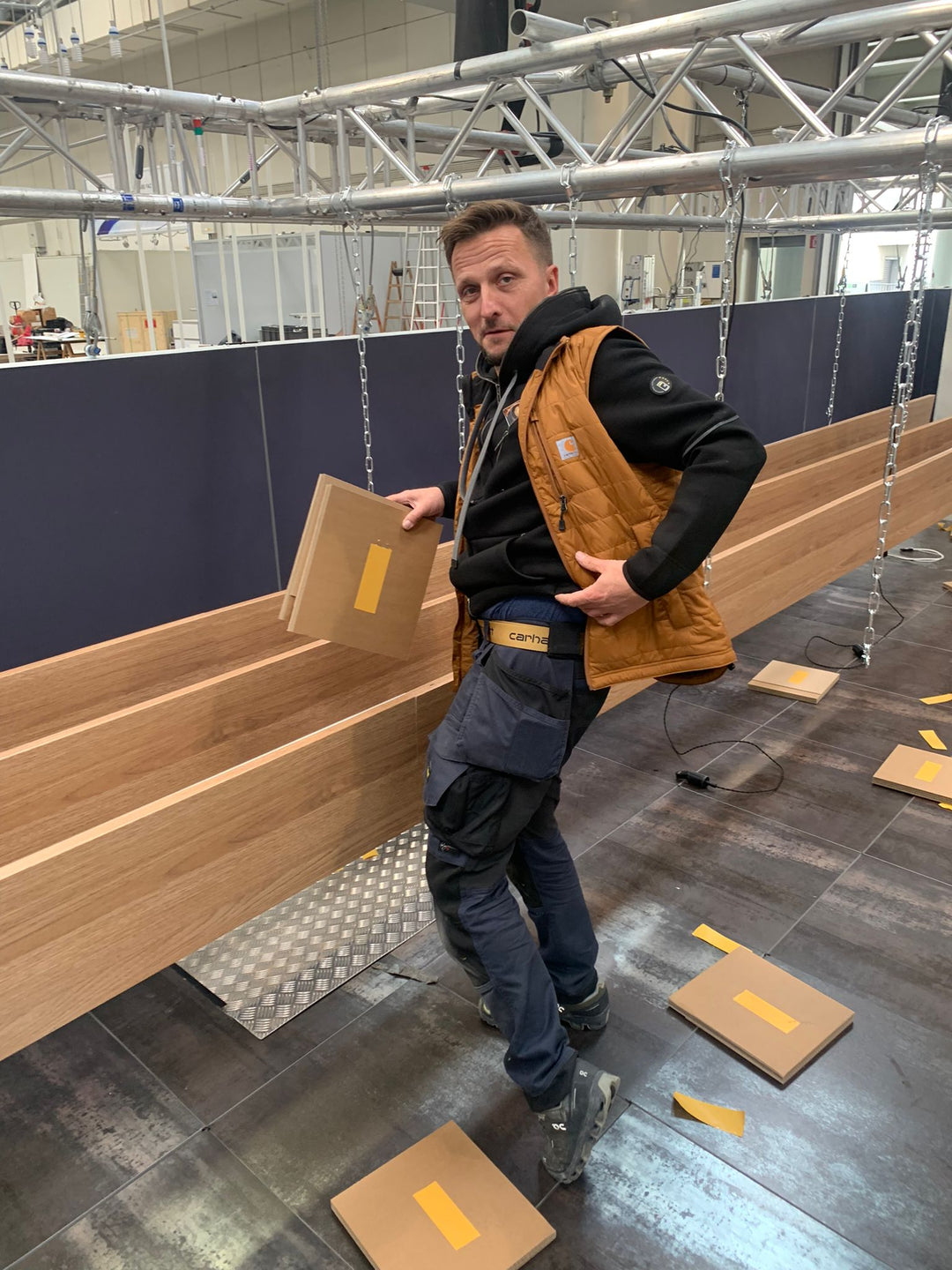 Kartonnen-lamellen-met-houtprint-voor-Expo-Spaces-2