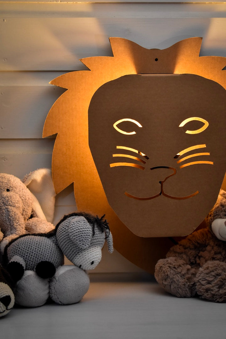 Kartonnen leeuw wandlamp