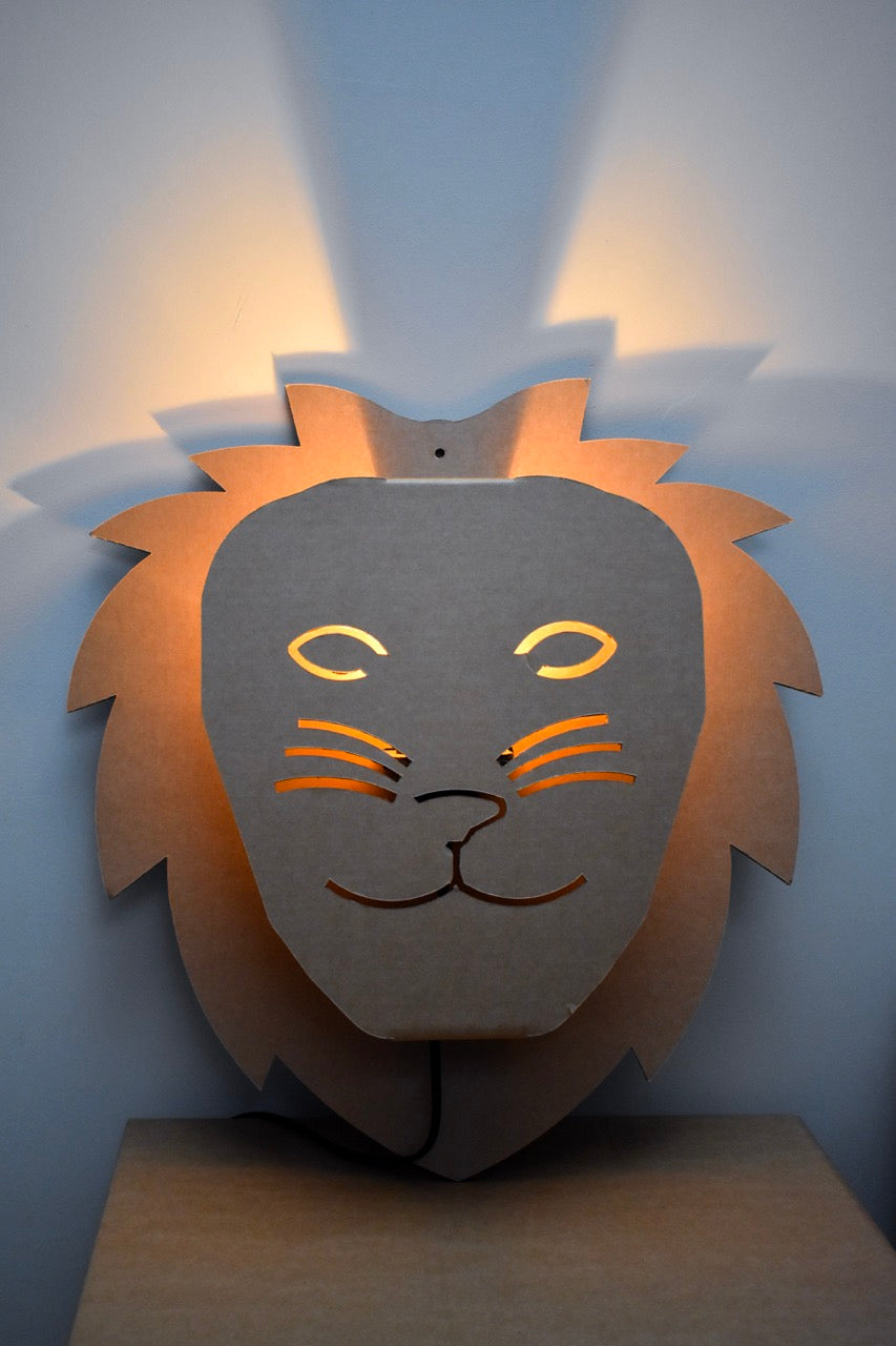 Kartonnen leeuw wandlamp
