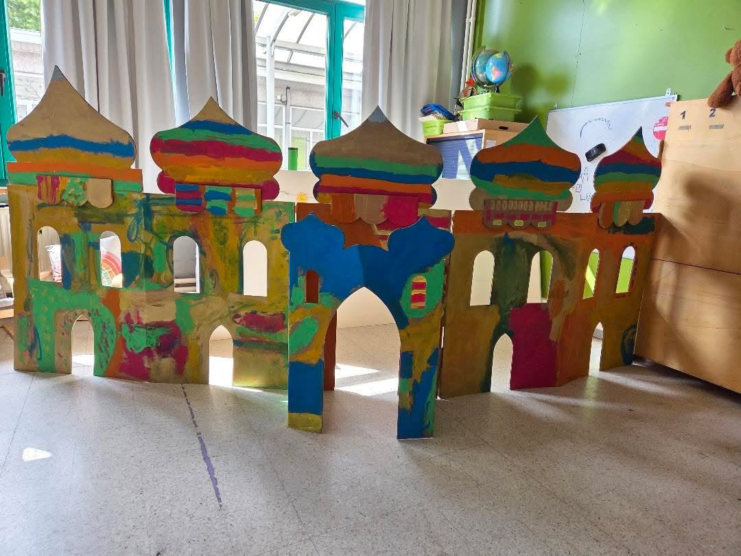 Cardboard XL Arabic play wall