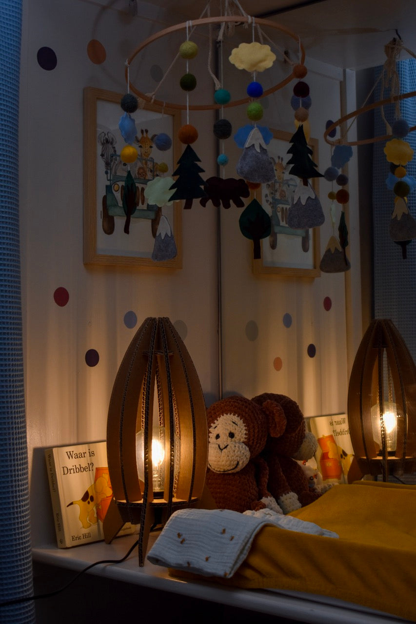 Kartonnen meise lamp